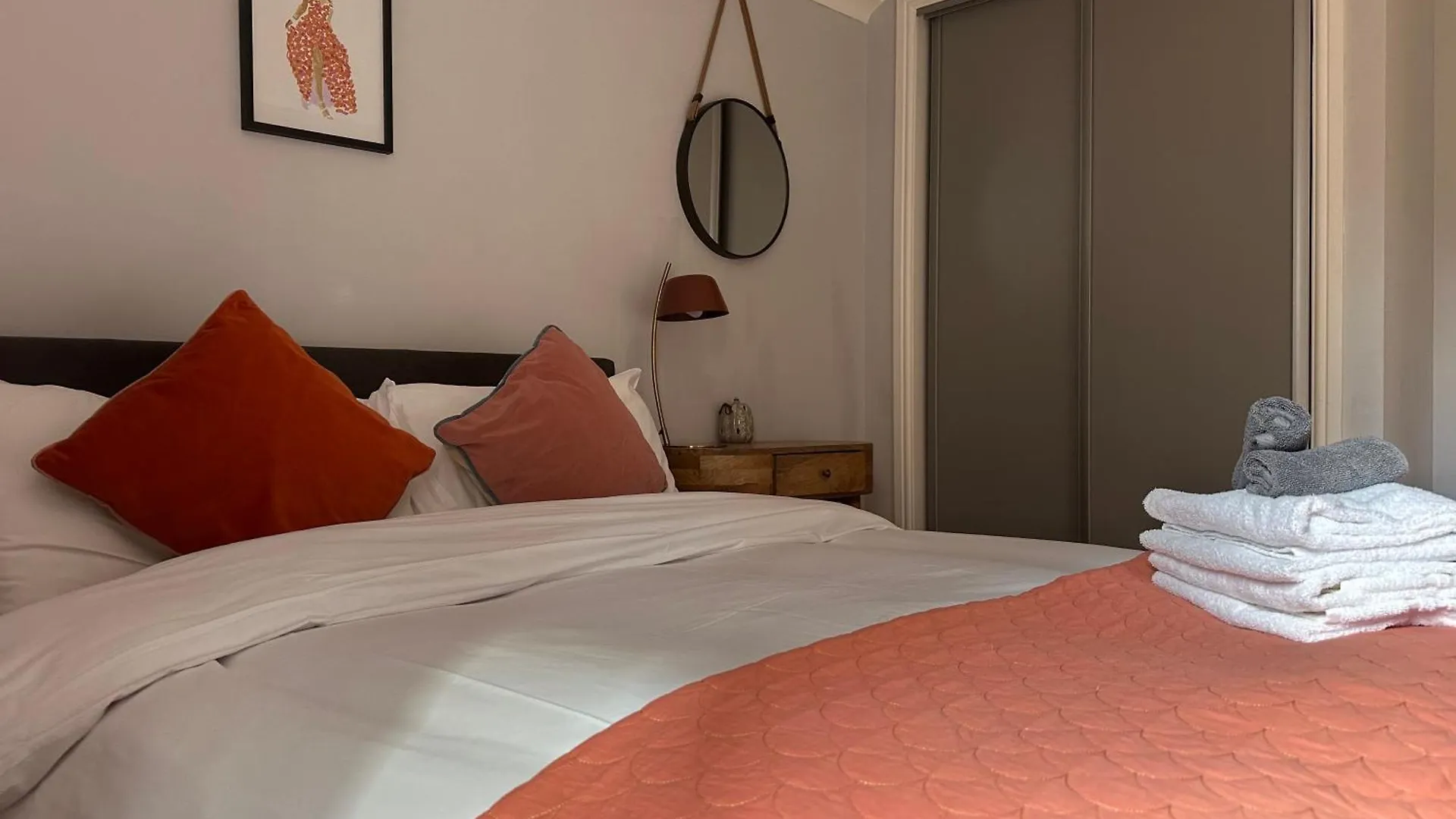 Private Main Door Lovely 2 Bedroom Apartment エディンバラ イギリス