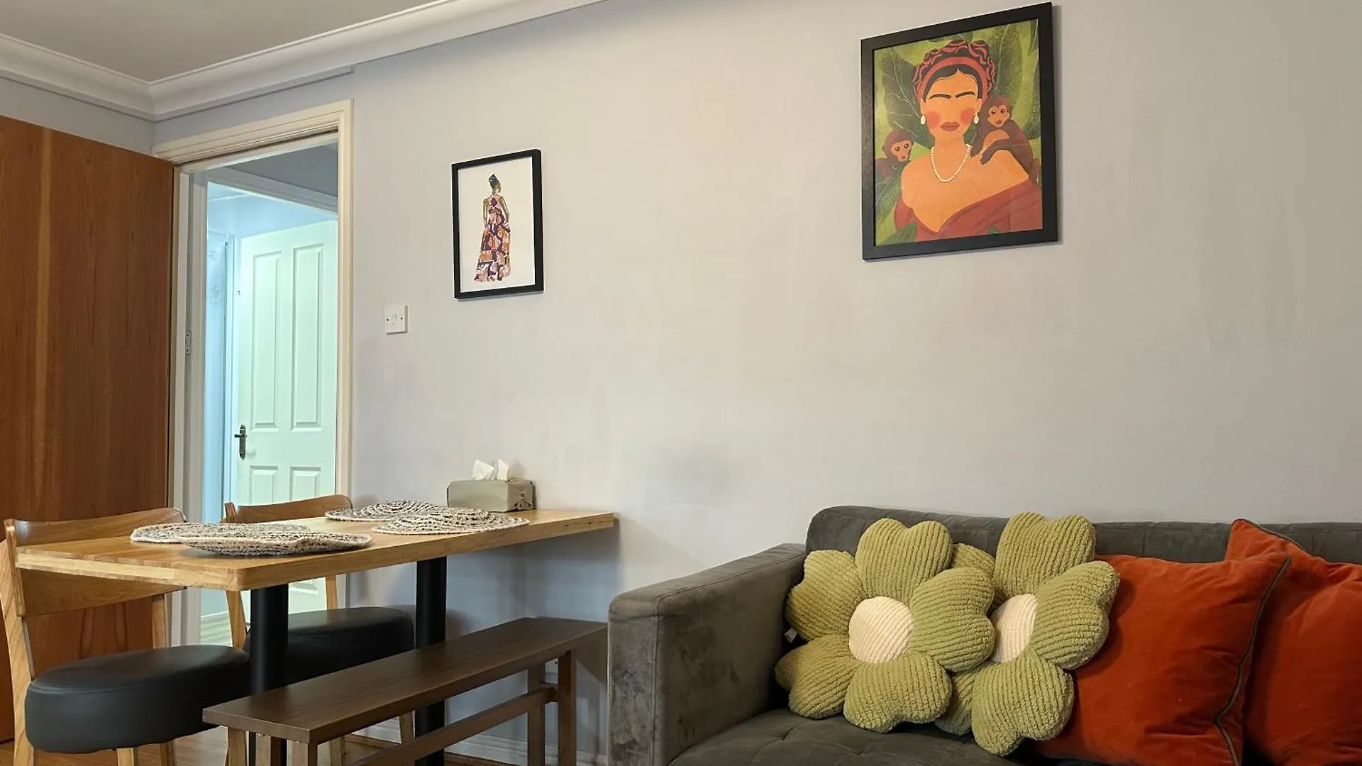 Private Main Door Lovely 2 Bedroom Apartment エディンバラ